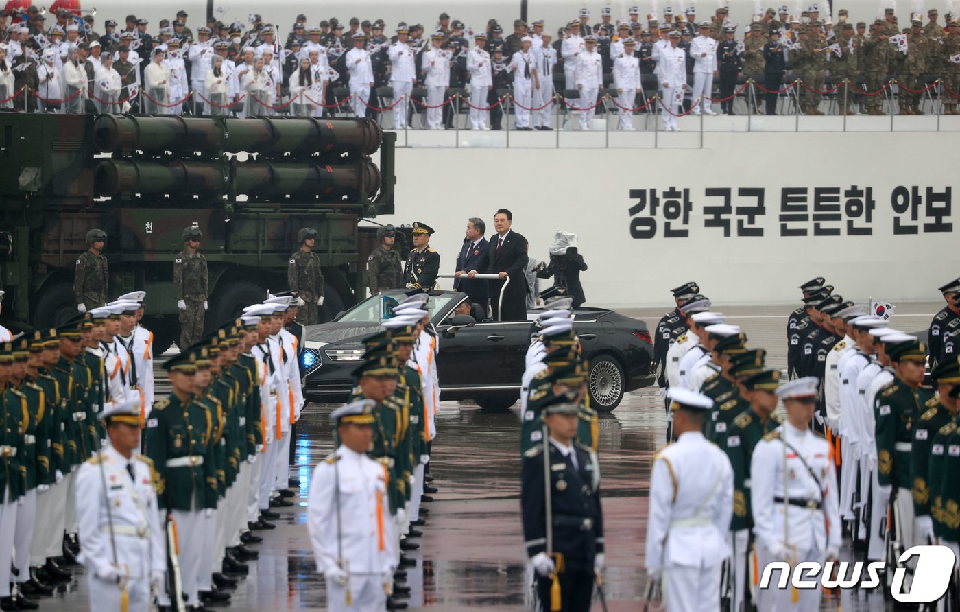 윤석열 대통령이 26일 오전 경기 성남시 서울공항에서 열린 &#39;건군 75주년 국군의 날 기념식&#39;에서 사열하고 있다. 2023.9.26/뉴스1 ⓒ News1 사진공동취재단