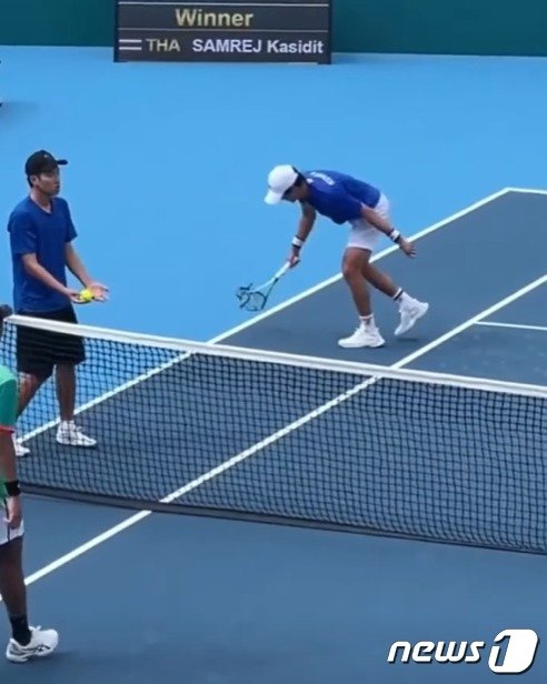 본문 이미지 - 권순우가 25일 중국 저장성 항저우 올림픽 스포츠센터에서 열린 테니스 남자 단식 2회전에서 카시디트 삼레즈(태국)를 상대로 경기에서 패배한 뒤 라켓을 바닥에 내리치며 분노를 표출하고 있다. (유튜브 영상 캡처)