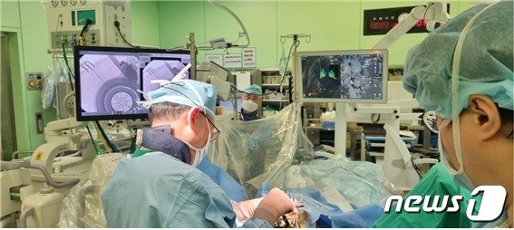 본문 이미지 - 뇌이식 수술 모습. (세브란스병원 제공)