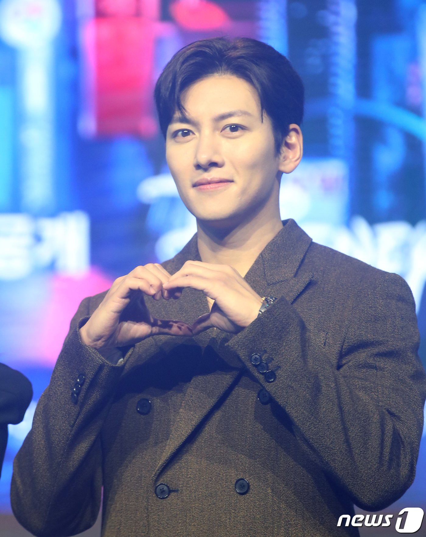 본문 이미지 - 배우 지창욱이 26일 서울 강남구 조선 팰리스 서울 강남에서 열린 디즈니+ 오리지널 시리즈 '최악의 악'(감독 한동욱) 제작발표회에서 포즈를 취하고 있다. '최악의 악'은 1990년대 한중일 마약 거래의 중심 강남 연합을 일망타진하기 위해 경찰 준모(지창욱 분)가 조직에 잠입 수사하는 과정을 그린 범죄 액션 드라마이다. 2023.9.26/뉴스1 ⓒ News1 권현진 기자