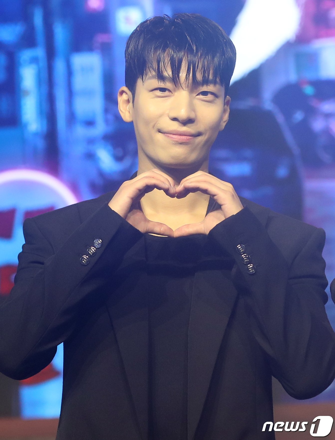 본문 이미지 - 배우 위하준이 26일 서울 강남구 조선 팰리스 서울 강남에서 열린 디즈니+ 오리지널 시리즈 '최악의 악'(감독 한동욱) 제작발표회에서 포즈를 취하고 있다. '최악의 악'은 1990년대 한중일 마약 거래의 중심 강남 연합을 일망타진하기 위해 경찰 준모(지창욱 분)가 조직에 잠입 수사하는 과정을 그린 범죄 액션 드라마이다. 2023.9.26/뉴스1 ⓒ News1 권현진 기자