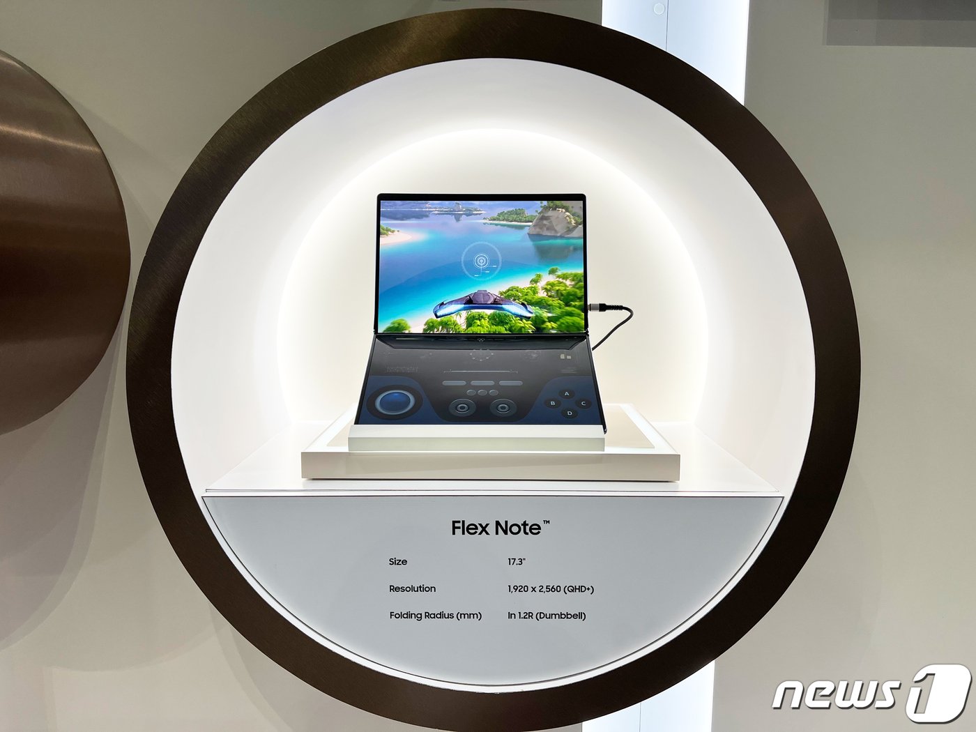본문 이미지 - SID 2023에서 선보인 삼성디스플레이 &#39;플렉스 노트&#39; 콘셉트 제품. &#40;삼성디스플레이 제공&#41; 