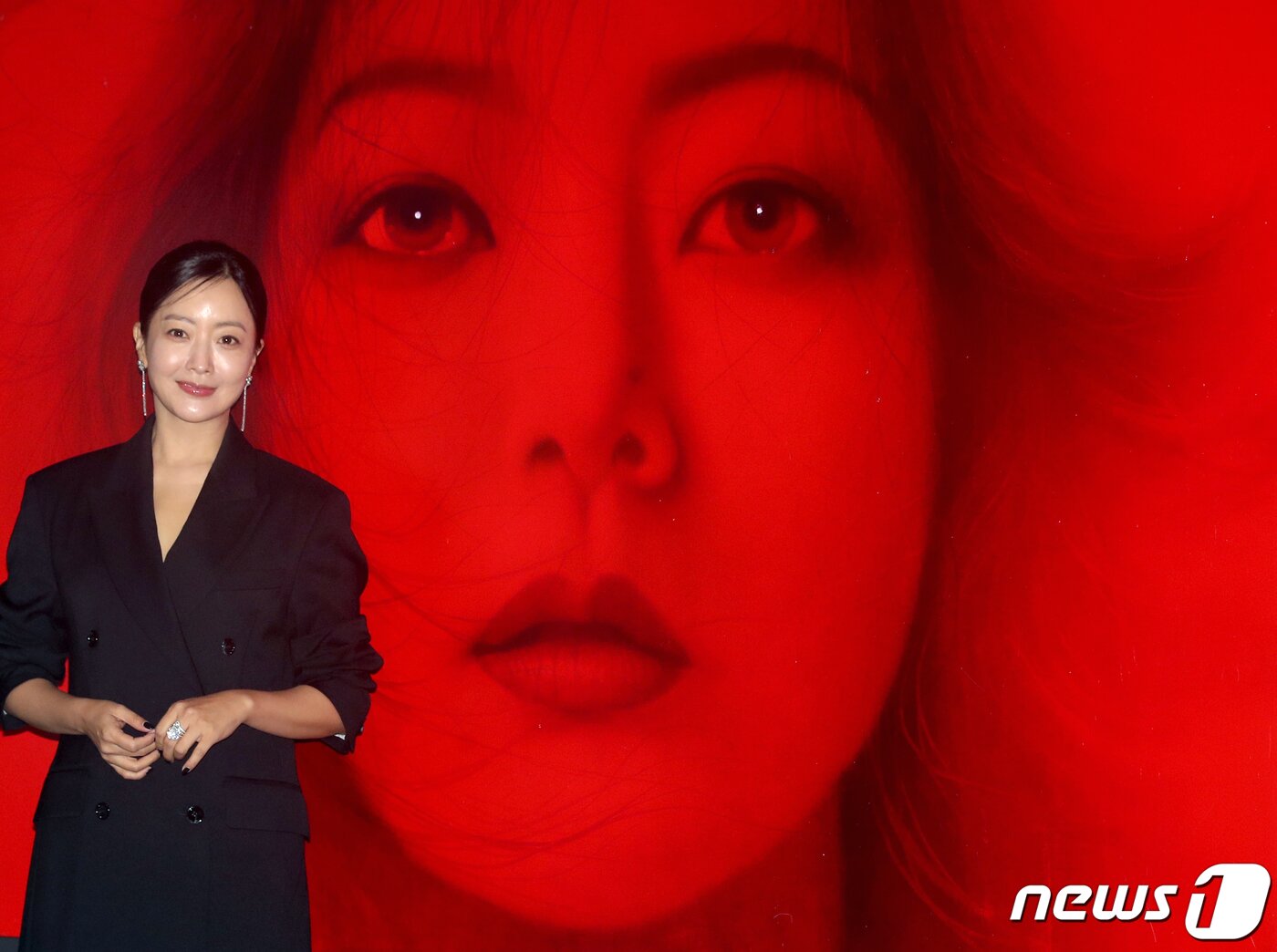 본문 이미지 - 콘텐츠 디렉터로 나선 배우 김희선이 26일 오후 서울 영등포구 여의도 더현대 서울 6층 ALT.1에서 열린 첫번째 아트 프로젝트 ‘아름다운 선물 展’ 전시 미디어데이에서 포즈를 취하고 있다.  ⓒ News1 권현진 기자