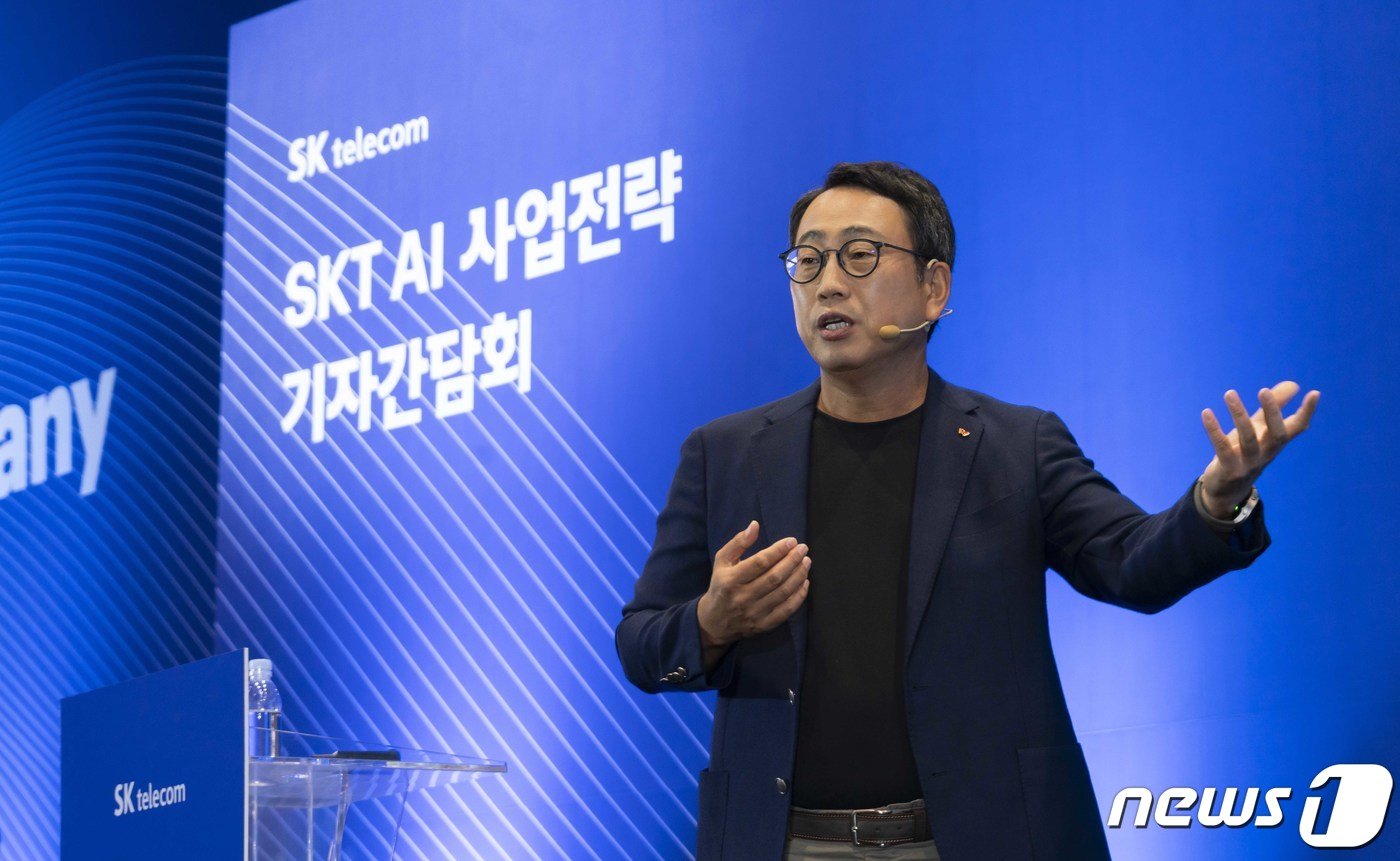 유영상 SKT 대표가 지난9월26일 SK T타워 수펙스홀에서 열린 ‘SKT AI 사업전략 기자간담회’에서 키노트를 발표하고 있다. SKT는 이날 &#34;과거 5년간 12% 규모였던 AI 관련 투자 비중을 향후 5년간 33%로 3배 확대해 2028년 매출 25조원 이상을 달성하겠다＂고 밝혔다. &#40;SKT 제공&#41; 2023.9.26/뉴스1