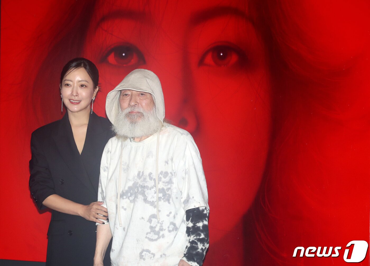 본문 이미지 - 콘텐츠 디렉터로 나선 배우 김희선과 강형구 작가(오른쪽)가 26일 오후 서울 영등포구 여의도 더현대 서울 6층 ALT.1에서 열린 첫번째 아트 프로젝트 ‘아름다운 선물 展’ 전시 미디어데이에서 포즈를 취하고 있다. ⓒ News1 권현진 기자