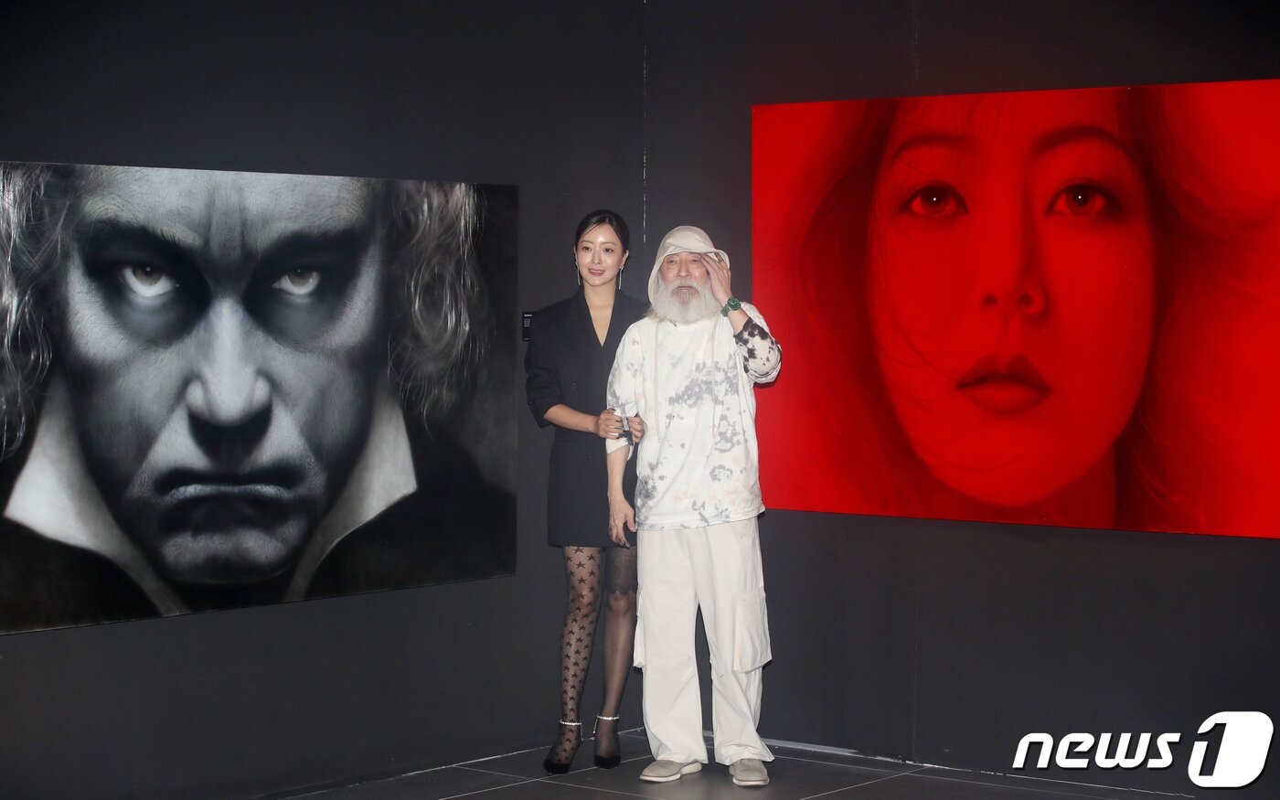 본문 이미지 - 콘텐츠 디렉터로 나선 배우 김희선과 강형구 작가(오른쪽)가 26일 오후 서울 영등포구 여의도 더현대 서울 6층 ALT.1에서 열린 첫번째 아트 프로젝트 ‘아름다운 선물 展’ 전시 미디어데이에서 포즈를 취하고 있다.  ⓒ News1 권현진 기자