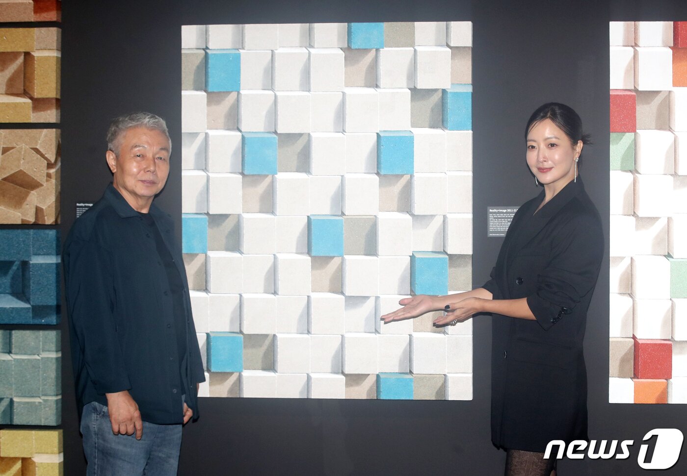 본문 이미지 - 콘텐츠 디렉터로 나선 배우 김희선과 김강용 작가(오른쪽)가 26일 오후 서울 영등포구 여의도 더현대 서울 6층 ALT.1에서 열린 첫번째 아트 프로젝트 ‘아름다운 선물 展’ 전시 미디어데이에서 포즈를 취하고 있다. ⓒ News1 권현진 기자