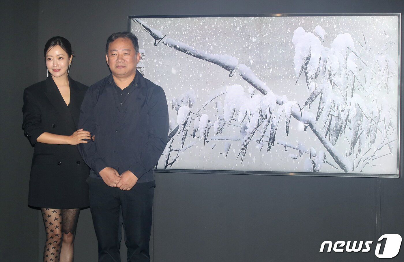 본문 이미지 - 콘텐츠 디렉터로 나선 배우 김희선과 이이남 작가(오른쪽)가 26일 오후 서울 영등포구 여의도 더현대 서울 6층 ALT.1에서 열린 첫번째 아트 프로젝트 ‘아름다운 선물 展’ 전시 미디어데이에서 포즈를 취하고 있다. ⓒ News1 권현진 기자