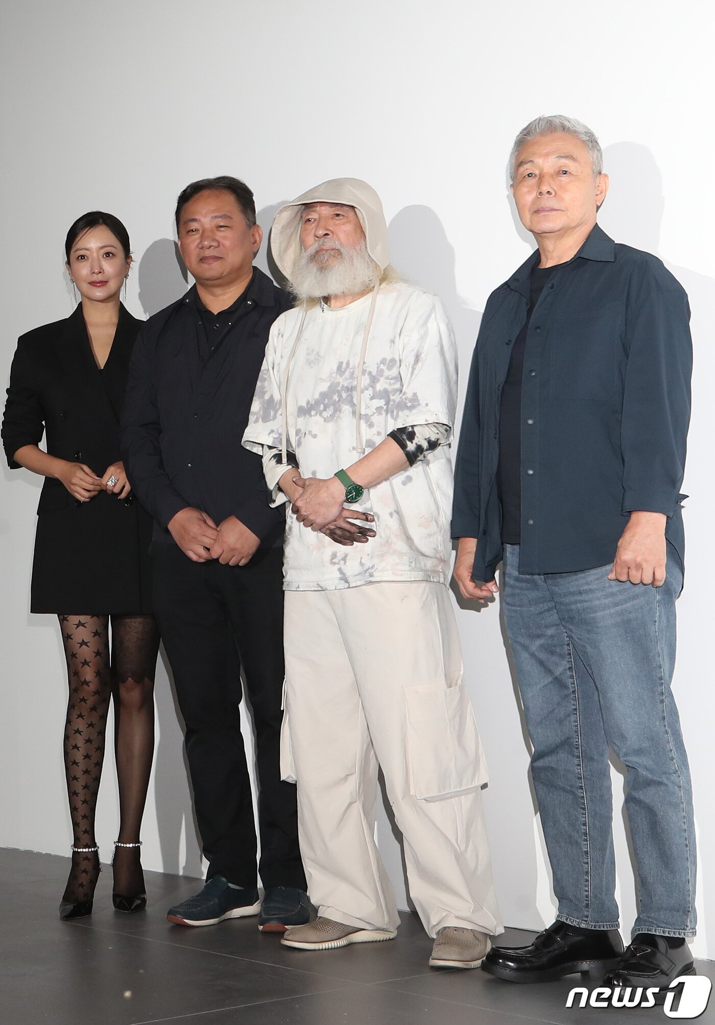 본문 이미지 - 콘텐츠 디렉터로 나선 배우 김희선(왼쪽부터)과 작가 이이남, 강형구, 김강용이 26일 오후 서울 영등포구 여의도 더현대 서울 6층 ALT.1에서 열린 첫번째 아트 프로젝트 ‘아름다운 선물 展’ 전시 미디어데이에서 포즈를 취하고 있다. ⓒ News1 권현진 기자