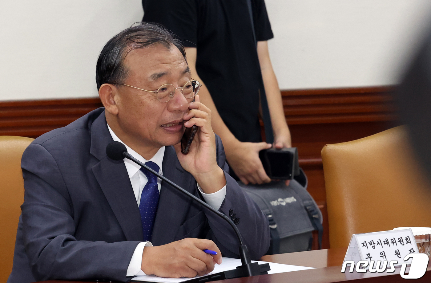 (서울=뉴스1) 김명섭 기자 = 이정현 지방시대위원회 부위원장이 26일 오후 서울 종로구 세종대로 정부서울청사에서 열린 사회관계장관회의에서 통화를 하고 있다. 2023.9.26/뉴 …