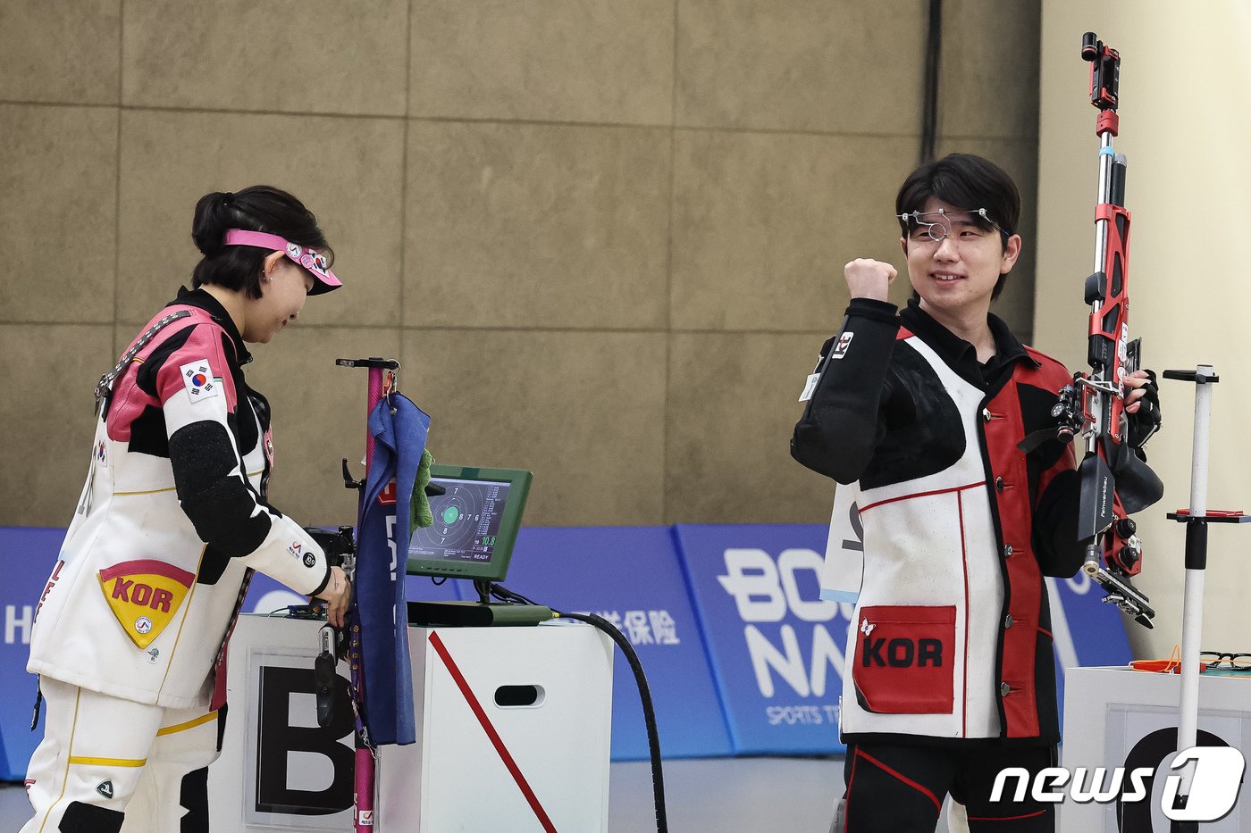 본문 이미지 - 사격 혼성 10m 공기 소총에 출전하는 박하준(오른쪽)/뉴스1 ⓒ News1 유승관 기자