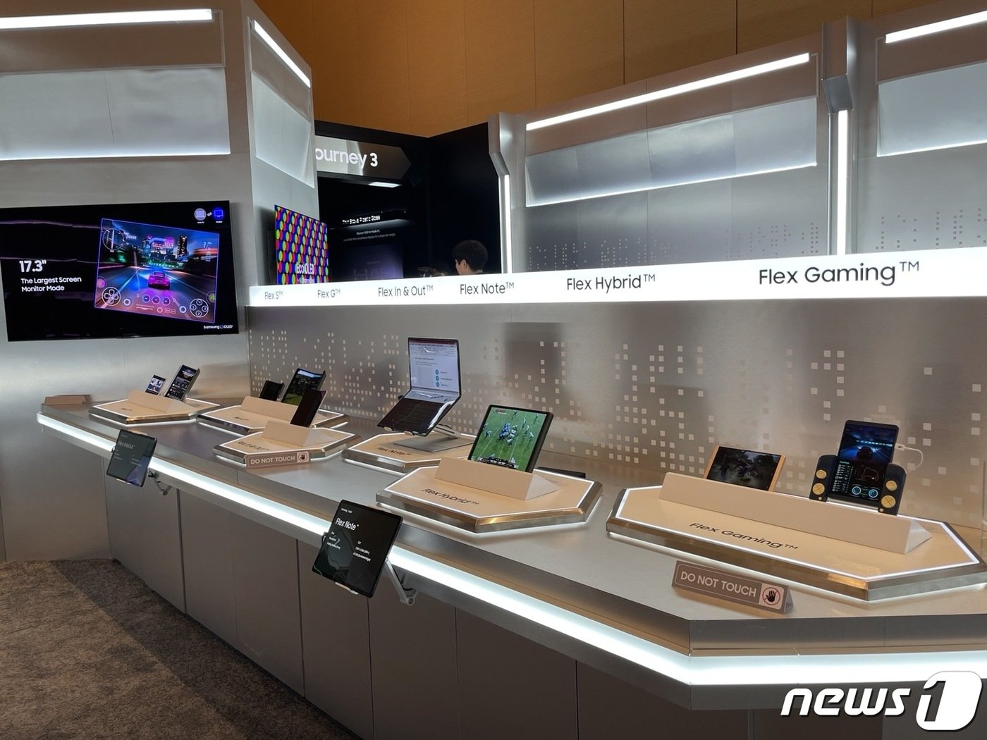 본문 이미지 -  삼성디스플레이 CES 2023 부스에 중소형 OLED 신제품들이 대거 전시돼 있다. 2023.1.5/뉴스1 ⓒ News1 강태우 기자