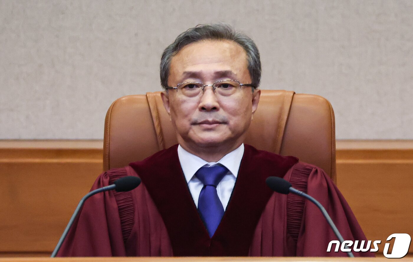 본문 이미지 - 유남석 헌법재판소장이 26일 오후 서울 종로구 재동 헌법재판소 대심판정에 자리하고 있다. 헌법재판소는 이날 이적단체에 가입하거나 그 활동을 찬양·고무하는 것을 금지하고 이적표현물을 소지·유포할 수 없도록 한 국가보안법 조항 위헌 여부를 선고한다. 2023.9.26/뉴스1 ⓒ News1 김도우 기자