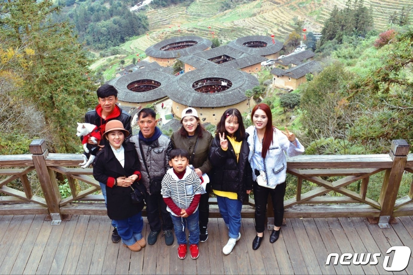 본문 이미지 - 예경화씨(오른쪽)가 딸(오른쪽에서 두 번째)과 함께 찾은 고향 중국에서 오랜만에 만난 가족들과 사진을 찍고 있다. (무주군 제공)2023.9.29./뉴스1