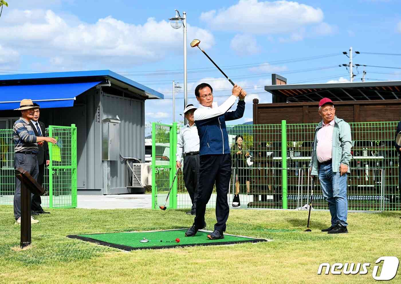  26일 충북 음성군은 지역에서 세 번째로 금왕 파크골프장을 개장했다고 밝혔다. 사진은 조병옥 군수의 시타 모습.(음성군 제공)2023.9.26/뉴스1