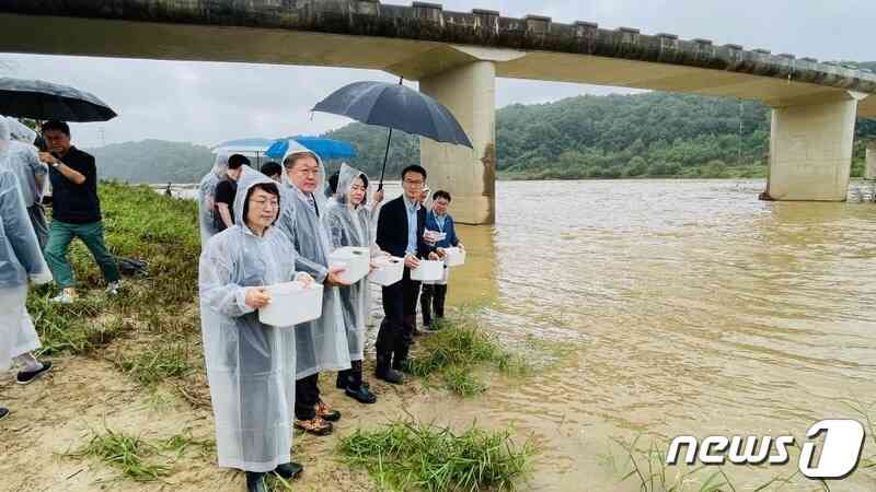 국가보호어류 방류 행사 모습.(금강청 제공)/뉴스1
