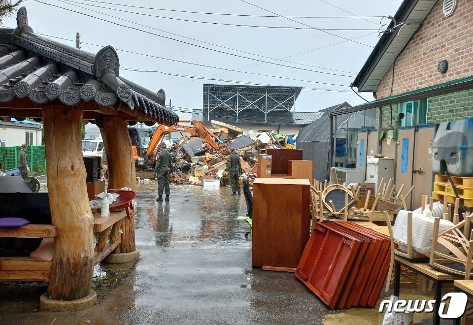 지난 7월 집중호우로 큰 피해가 났던 충북 괴산 원이담마을의 복구작업 모습.&#40;원이담마을 안광섭씨 제공&#41;/뉴스1