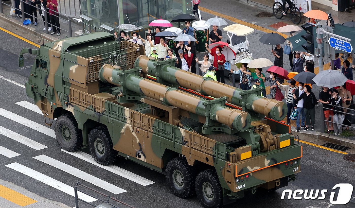 본문 이미지 - 지난해 9월26일 건군 75주년 국군의 날 기념식에서 공개된 현무의 아동식 발사차량. 2023.9.26/뉴스1 ⓒ News1 박지혜 기자