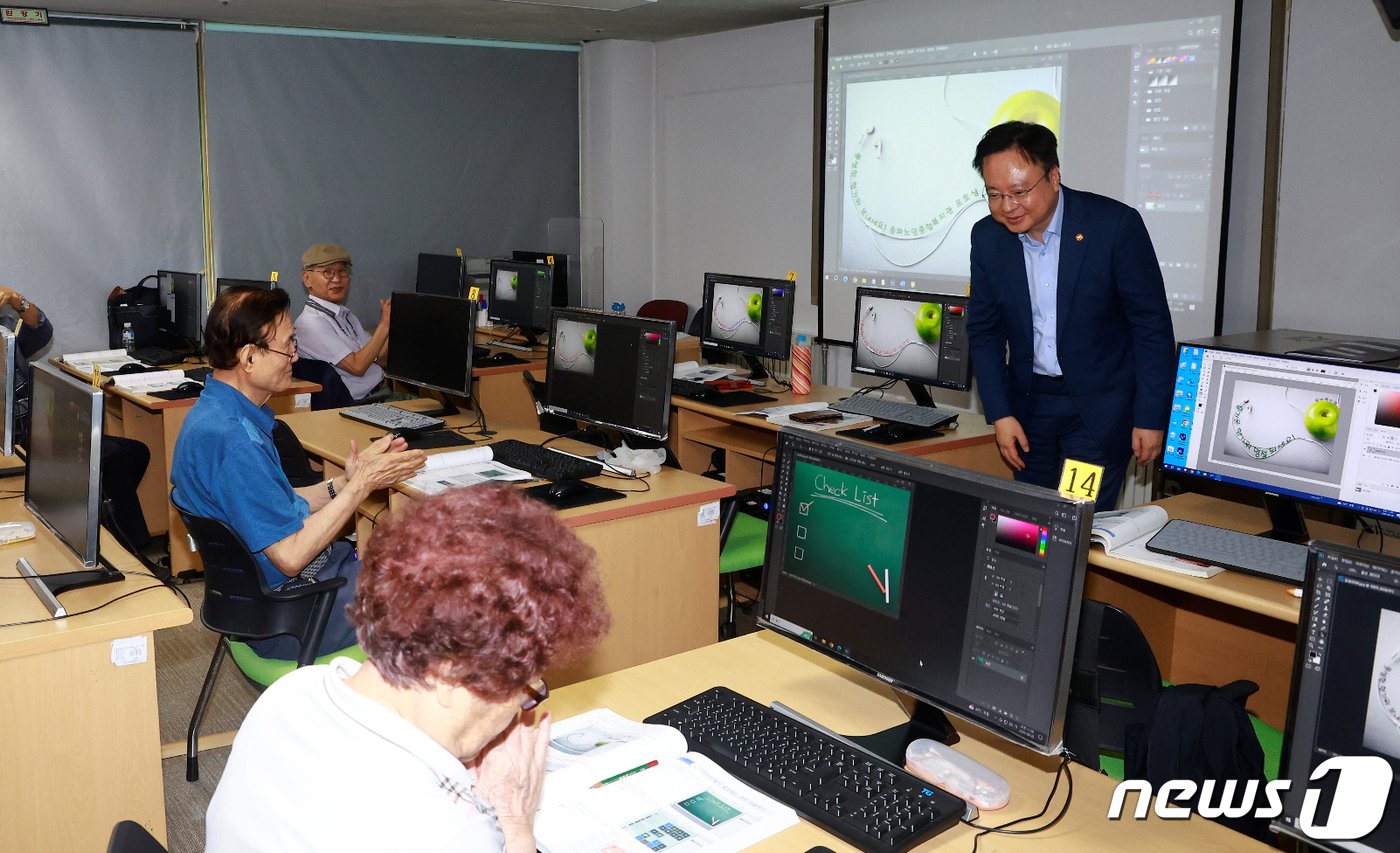 본문 이미지 - 조규홍 보건복지부 장관이 26일 서울 송파구 송파노인종합복지관을 방문, 취미·여가 프로그램을 참관하고 있다. (보건복지부 제공) 2023.9.26/뉴스1