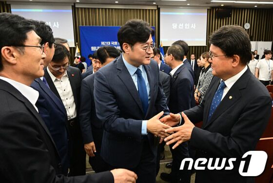 홍익표 신임 더불어민주당 원내대표가 26일 오후 서울 여의도 국회에서 열린 제21대 더불어민주당 제4기 원내대표 보궐선거 의원총회를 마치고 의원들과 인사를 나누고 있다. (공동취재) 2023.9.26/뉴스1 © News1 임세영 기자