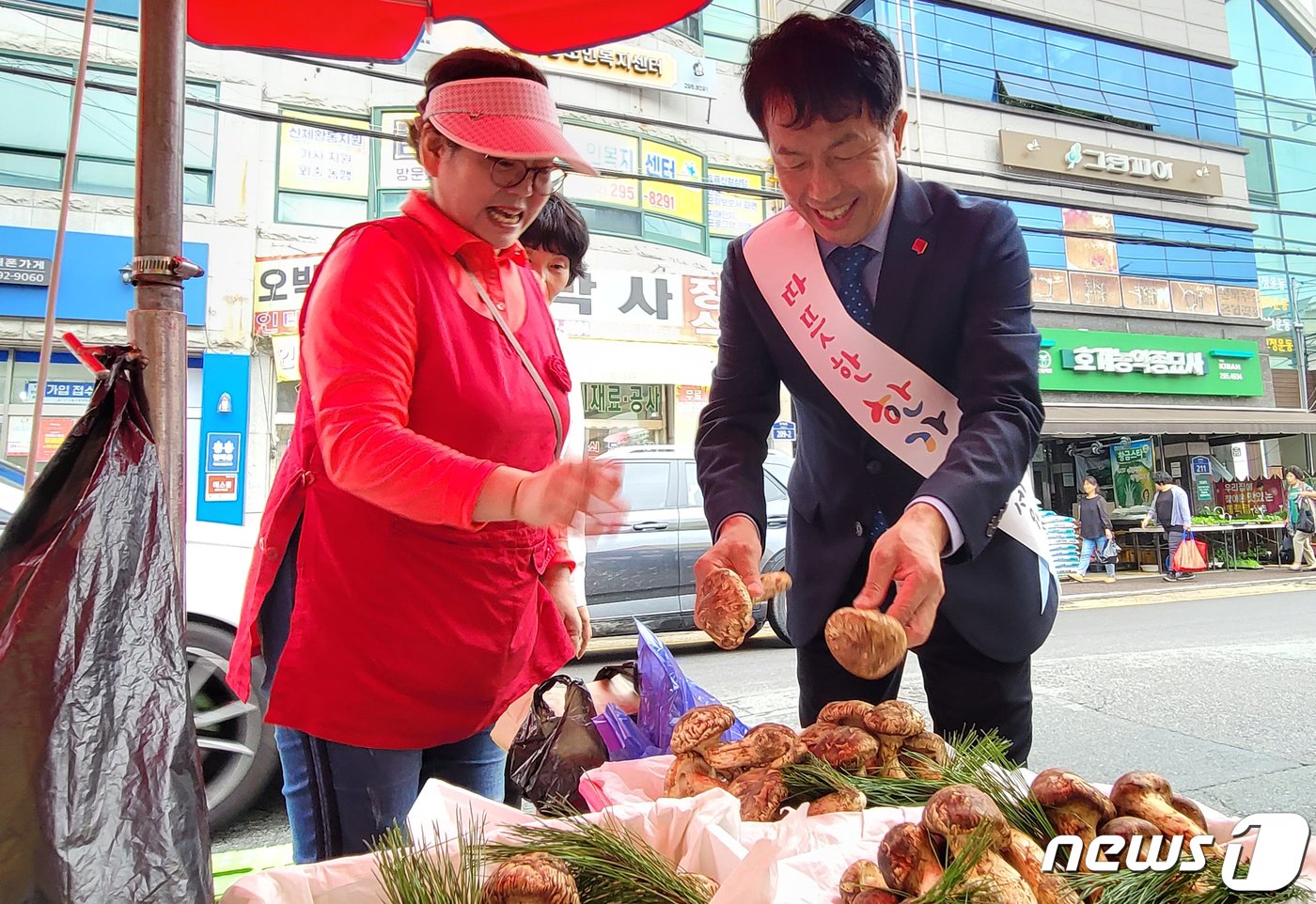 본문 이미지 - 윤종오 진보당 울산시당 북구공동지역위원장이 울산 북구 호계시장에서 상인들과 인사를 나누고 있다. (진보당 울산시당 제공) 