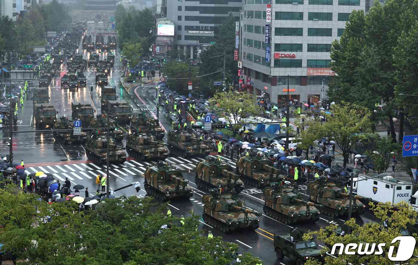 26일 오후 서울 세종대로 일대에서 건군 75주년 국군의날 시가행진이 진행되고 있다. 2023.9.26/뉴스1 © News1 구윤성 기자
