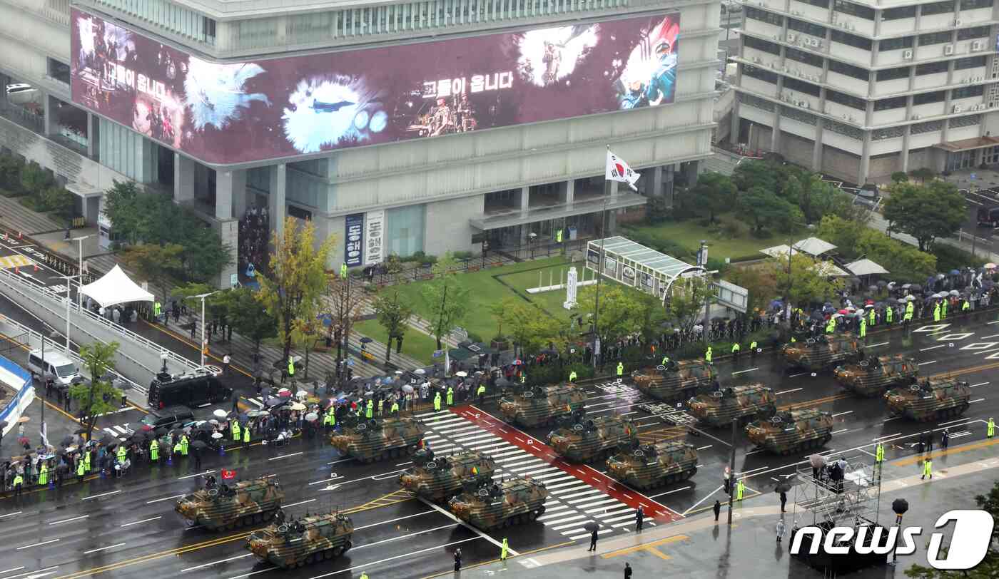 26일 오후 서울 세종대로 일대에서 건군 75주년 국군의날 시가행진이 진행되고 있다. 2023.9.26/뉴스1 © News1 김명섭 기자