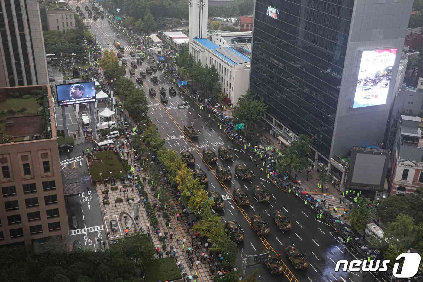 건군 75주년 국군의 날 기념행사가 26일 오후 서울 중구 세종대로 일대에서 진행되는 가운데 군장병 및 장비들이 시가행진을 벌이고 있다. 2023.9.26/뉴스1 © News1 사진공동취재단