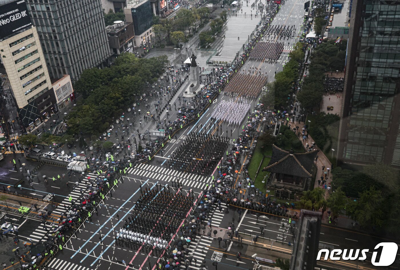 본문 이미지 - 건군 75주년 국군의 날 기념행사가 26일 오후 서울 중구 세종대로 일대에서 진행되는 가운데 군장병 및 장비들이 시가행진을 벌이고 있다. 2023.9.26/뉴스1 ⓒ News1 사진공동취재단