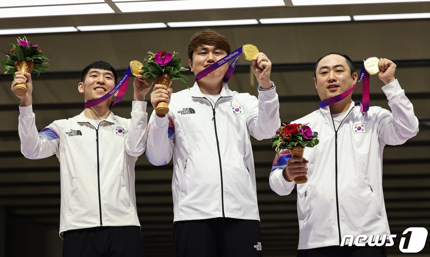 곽용빈&#40;왼쪽부터&#41;, 정유진, 하광철이 26일 중국 항저우 푸양 인후 스포츠센터에서 열린 2022 항저우 아시안게임 사격 남자 10m 러닝타깃 혼합 단체전 시상식에서 금메달을 들고 포즈를 취하고 있다. 2023.9.26/뉴스1 ⓒ News1 유승관 기자