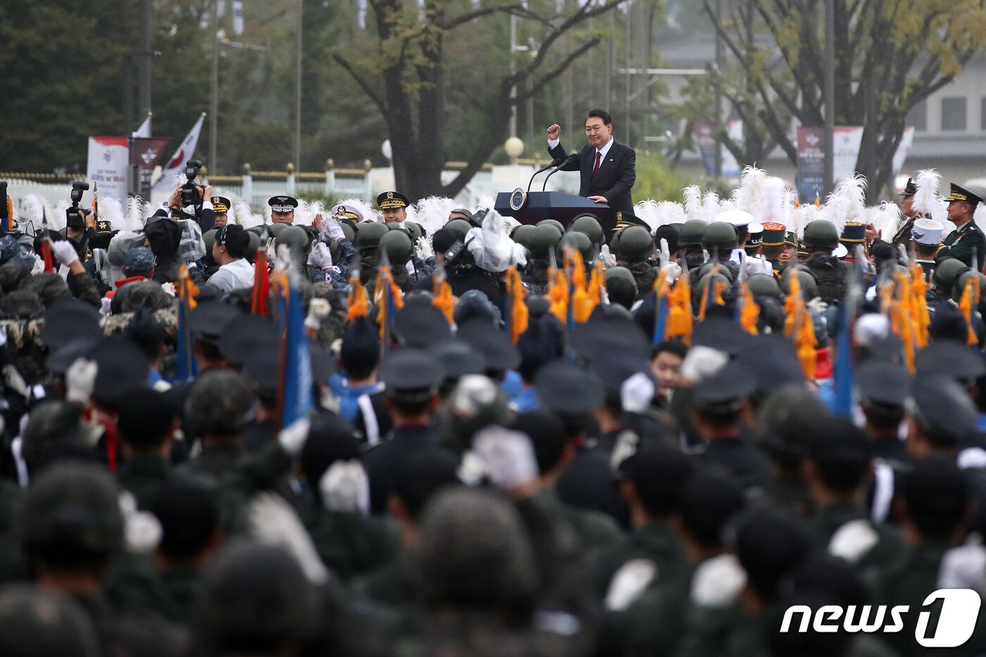 본문 이미지 - 윤석열 대통령이 26일 오후 서울 세종대로 일대에서 열린 '건국 75주년 국군의날 시가행진'에 참석해 군을 격려하고 있다. 2023.9.26/뉴스1 ⓒ News1 이승배 기자
