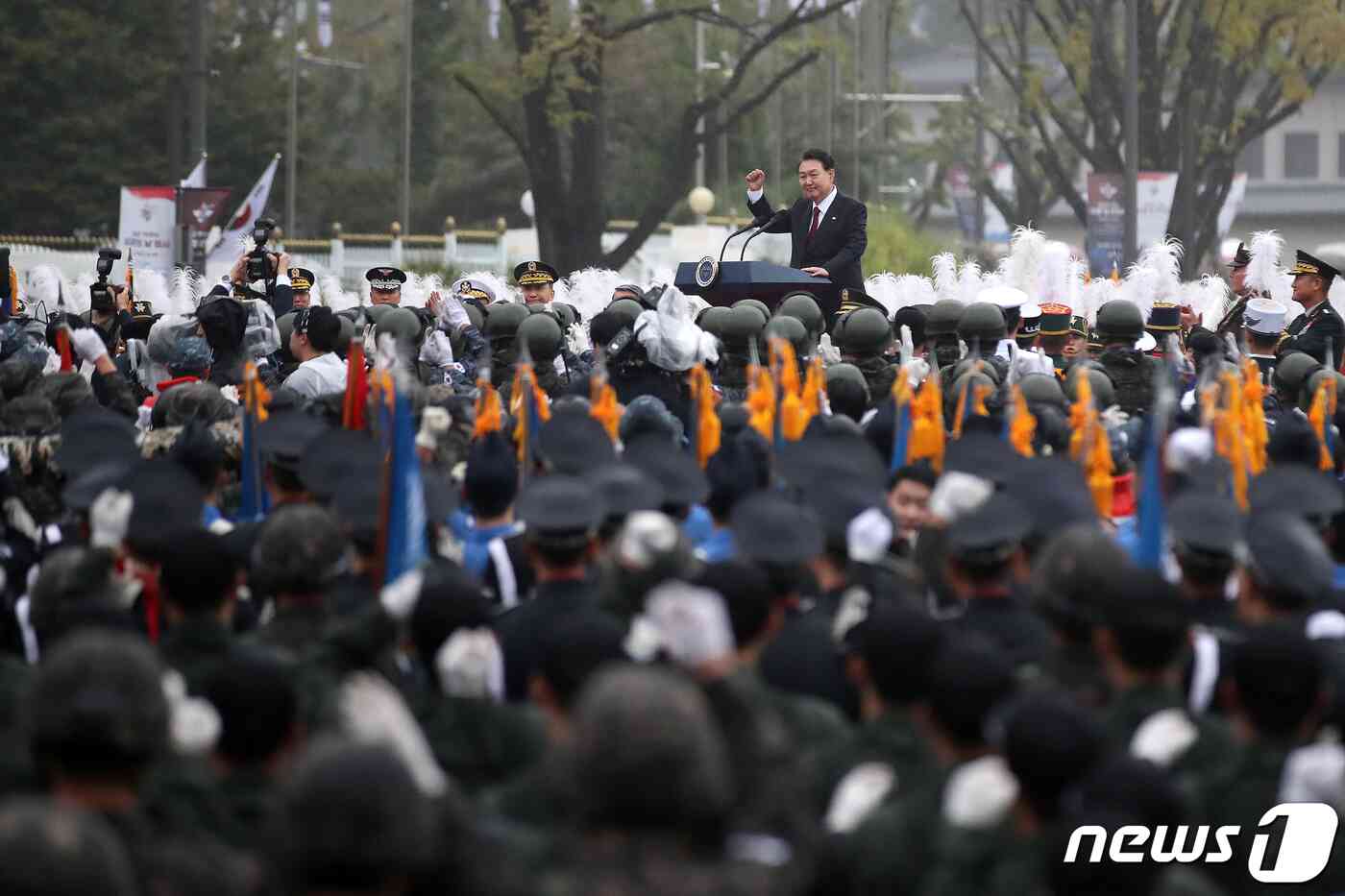 윤석열 대통령이 26일 오후 서울 세종대로 일대에서 열린 '건국 75주년 국군의날 시가행진'에 참석해 군을 격려하고 있다. 2023.9.26/뉴스1 © News1 이승배 기자