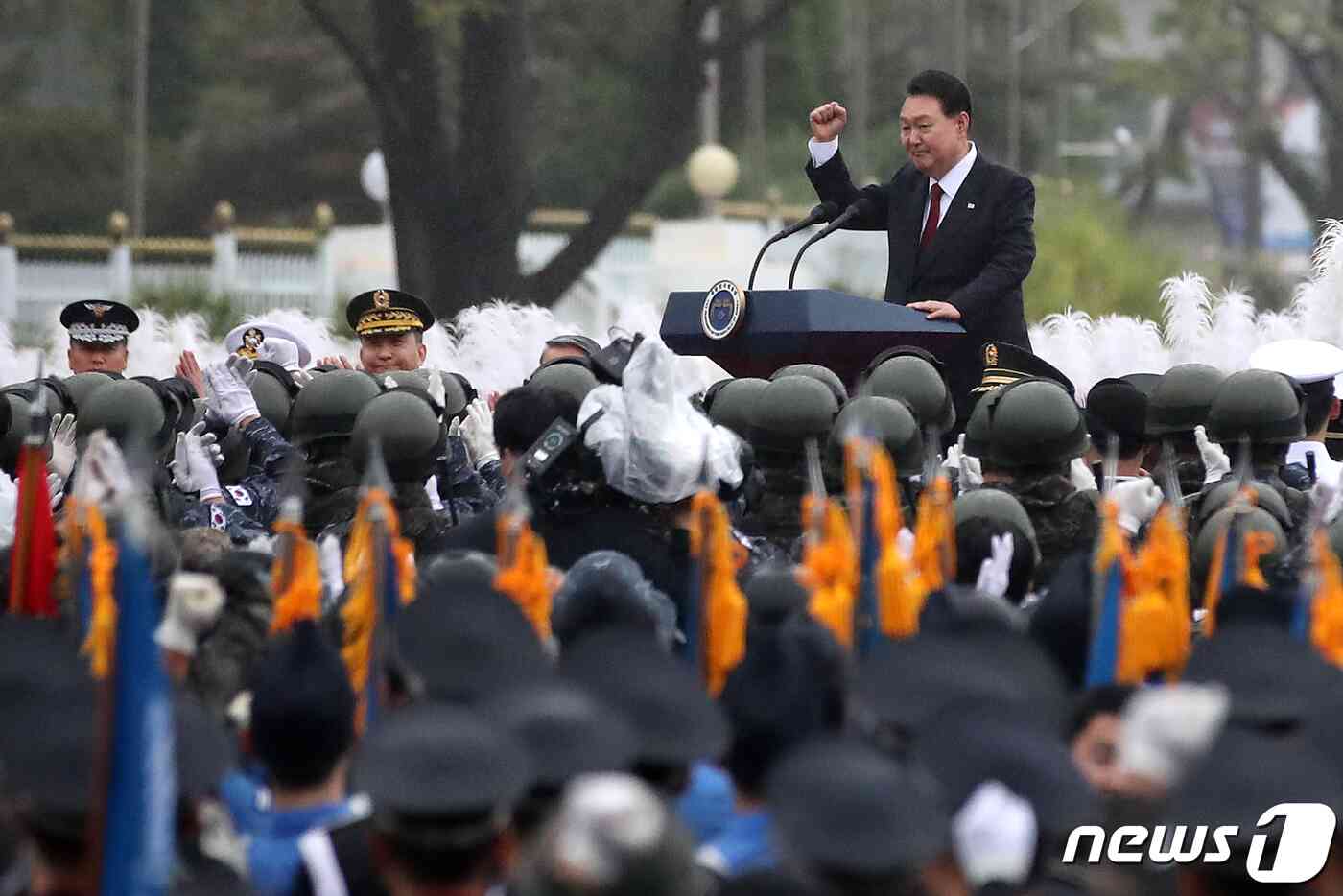 윤석열 대통령이 26일 오후 서울 세종대로 일대에서 열린 '건국 75주년 국군의날 시가행진'에 참석해 군을 격려하고 있다. 2023.9.26/뉴스1 © News1 이승배 기자