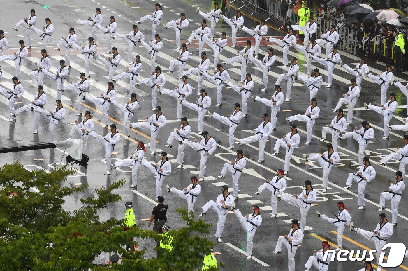 본문 이미지 - 건군 75주년 국군의 날 기념행사가 26일 오후 서울 중구 덕수궁 일대에서 진행되는 가운데 군장병들이 태권도 시범을 하고 있다. 2023.9.26/뉴스1 ⓒ News1 사진공동취재단