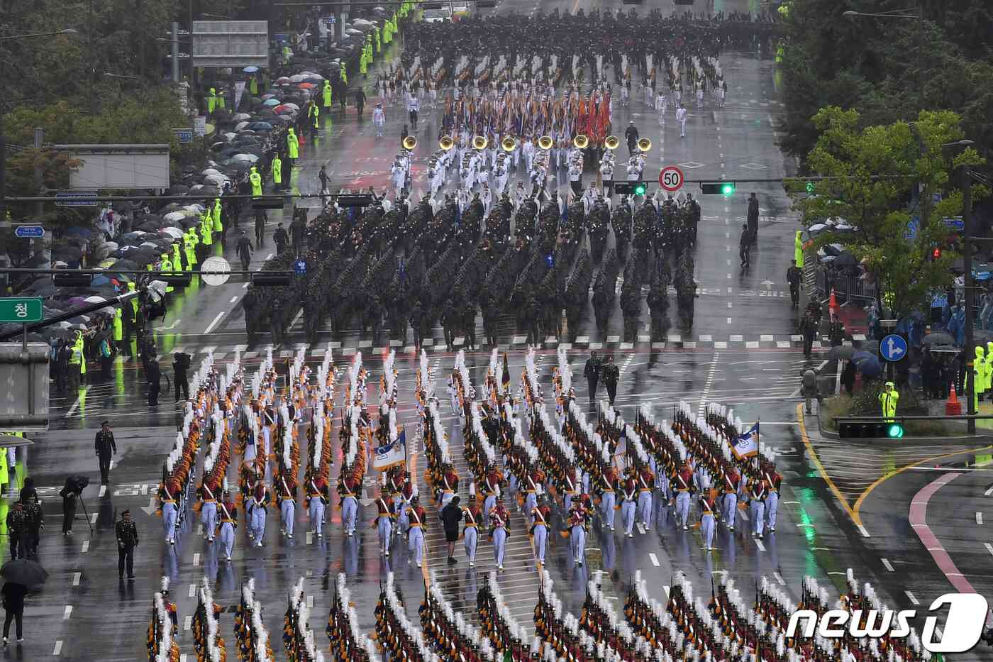 건군 75주년 국군의 날 기념행사가 26일 오후 서울 중구 덕수궁 일대에서 진행되는 가운데 군 장비부대와 군장병들이 시가행진을 하고 있다. 2023.9.26/뉴스1 © News1 사진공동취재단