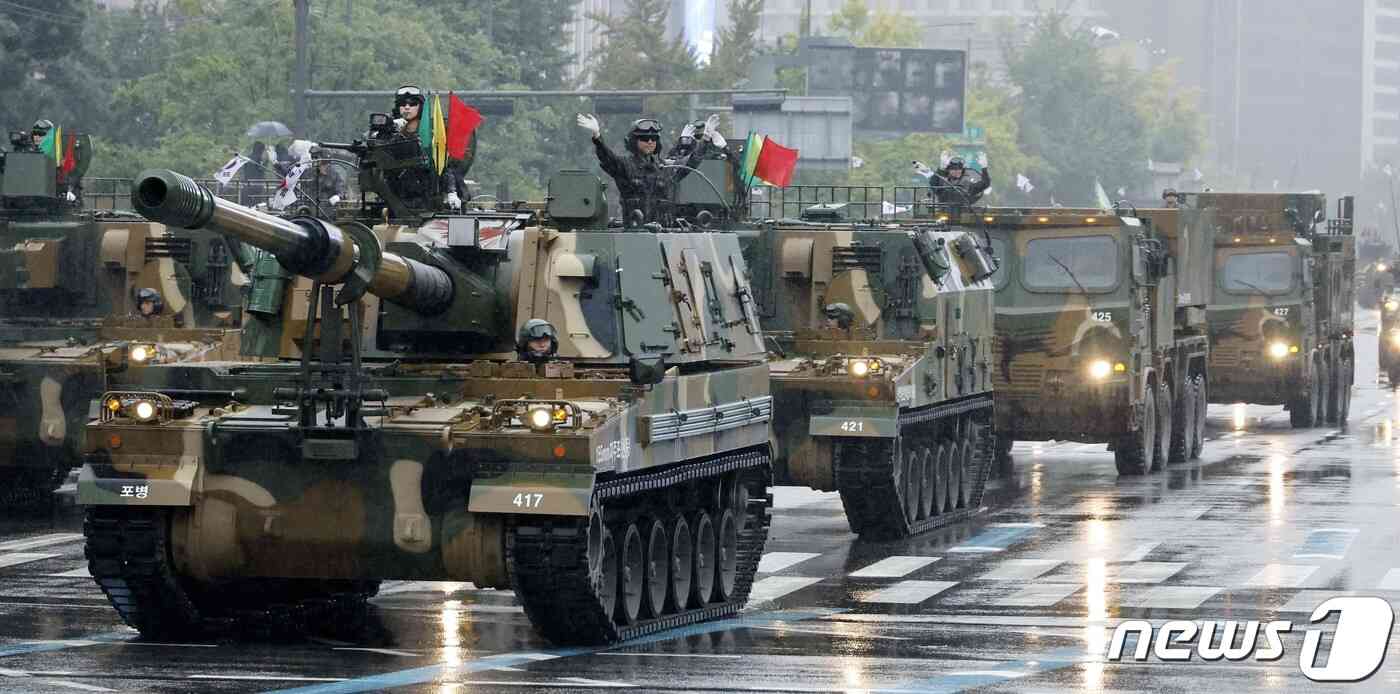 건군 75주년 국군의 날 기념행사가 26일 오후 서울 중구 광화문 거리 일대에서 진행되는 가운데 기계화부대 군장병들이 시가행진을 벌이고 있다. 2023.9.26/뉴스1 © News1 사진공동취재단