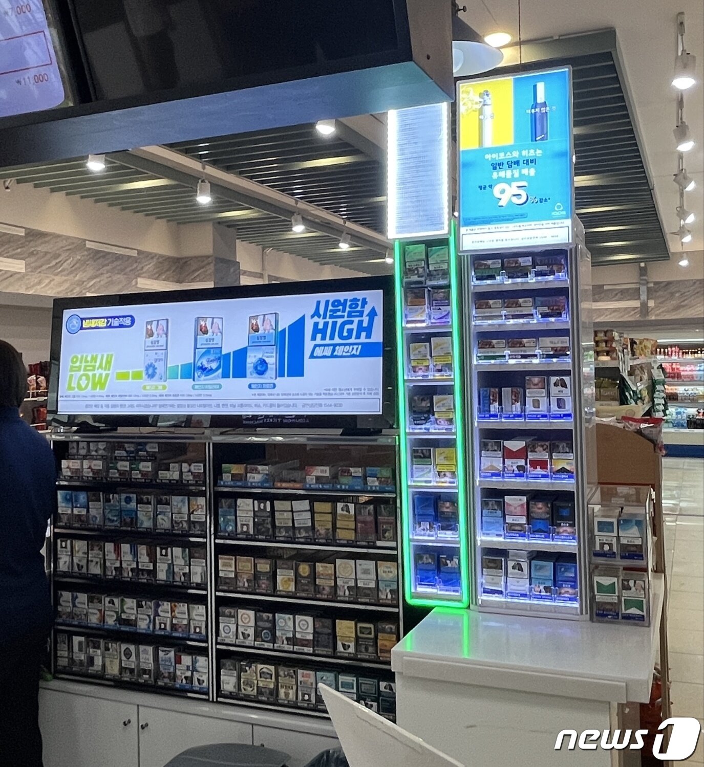 본문 이미지 - 한 고속도로 휴게소 편의점에서 다양한 외국 브랜드 담배가 판매되고 있다. @이주현 기자