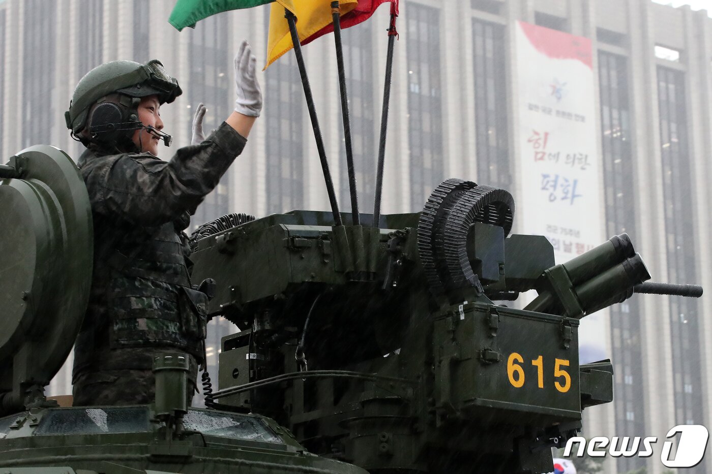 본문 이미지 - 26일 오후 서울 세종대로 일대에서 열린 '건군 75주년 국군의날 시가행진'에서 장비부대가 행진하고 있다. 2023.9.26/뉴스1 ⓒ News1 이승배 기자