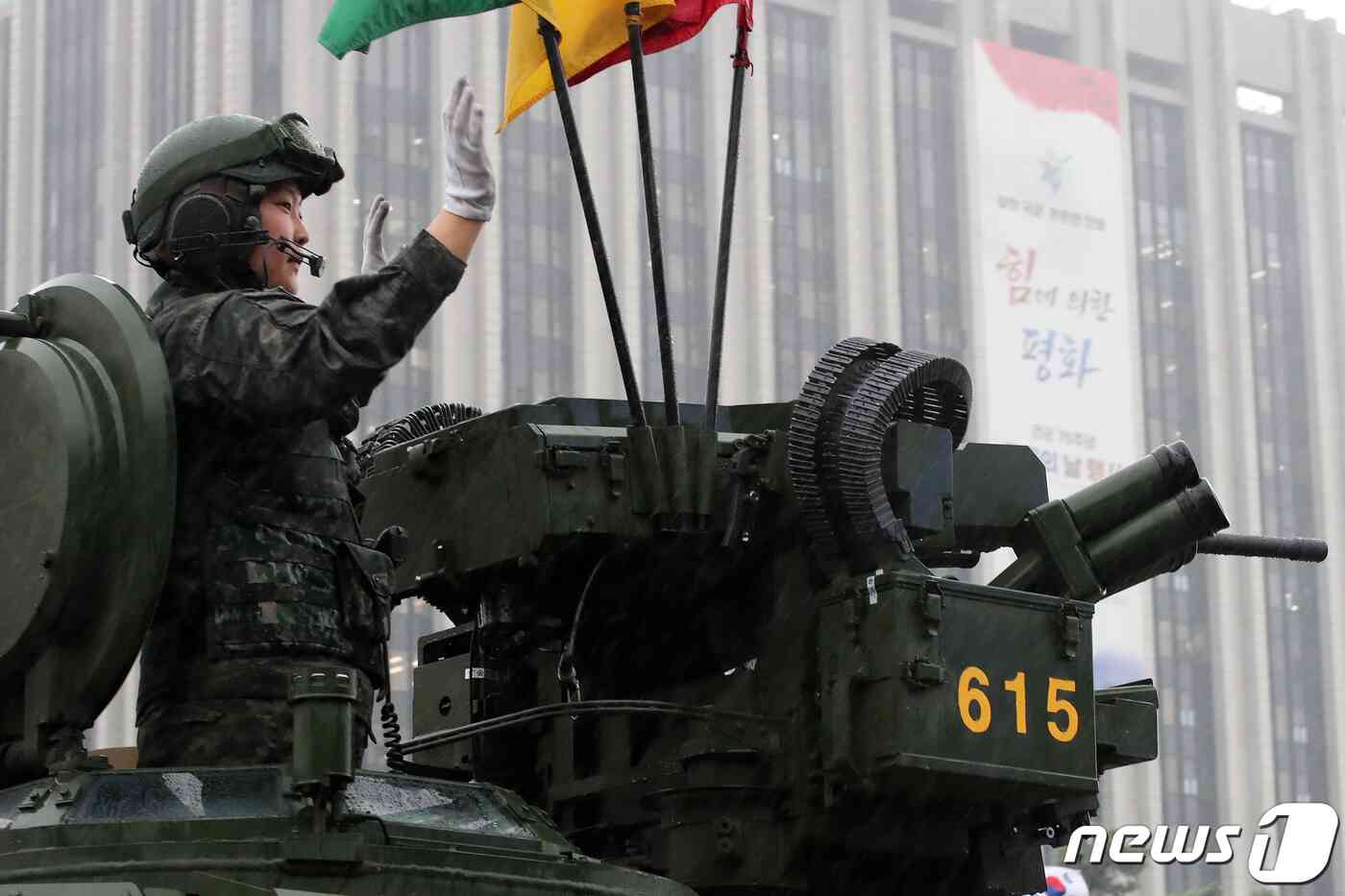 26일 오후 서울 세종대로 일대에서 열린 '건군 75주년 국군의날 시가행진'에서 장비부대가 행진하고 있다. 2023.9.26/뉴스1 © News1 이승배 기자