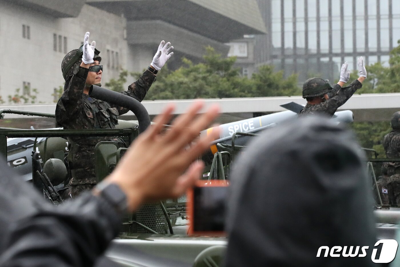 본문 이미지 - 건군 75주년 국군의 날 시가행진이 열린 26일 오후 서울 세종대로에서 시민들이 시가행진을 지켜보고 있다. 2023.9.26/뉴스1 ⓒ News1 이승배 기자