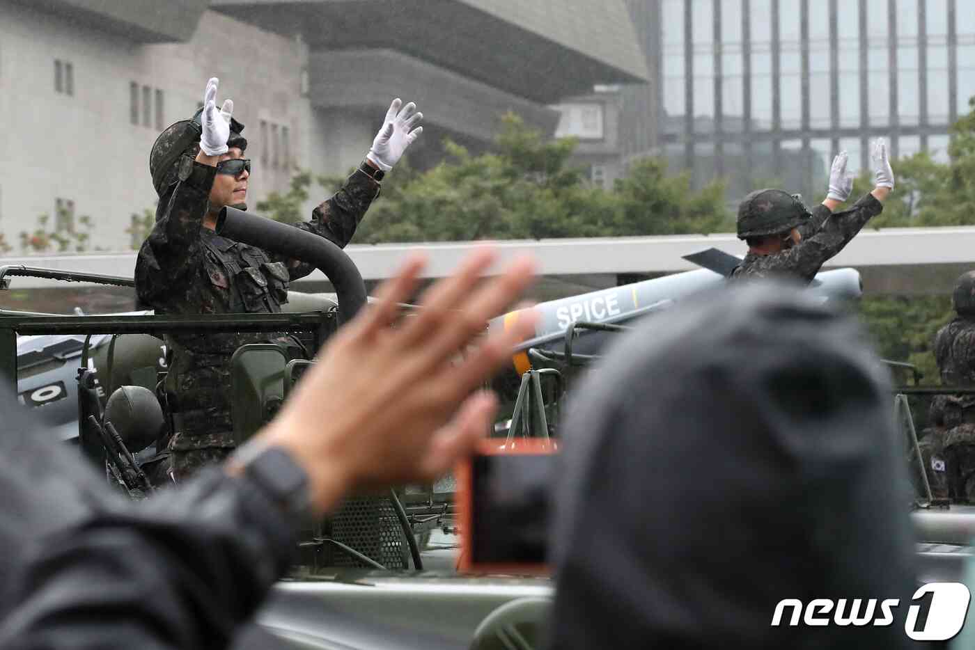 건군 75주년 국군의 날 시가행진이 열린 26일 오후 서울 세종대로에서 시민들이 시가행진을 지켜보고 있다. 2023.9.26/뉴스1 © News1 이승배 기자