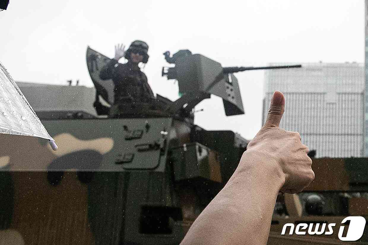건군 75주년 국군의 날 시가행진이 열린 26일 오후 서울 세종대로에서 한 시민이 시가행진을 하는 군을 향해 엄지를 치켜세우고 있다. 2023.9.26/뉴스1 © News1 이승배 기자