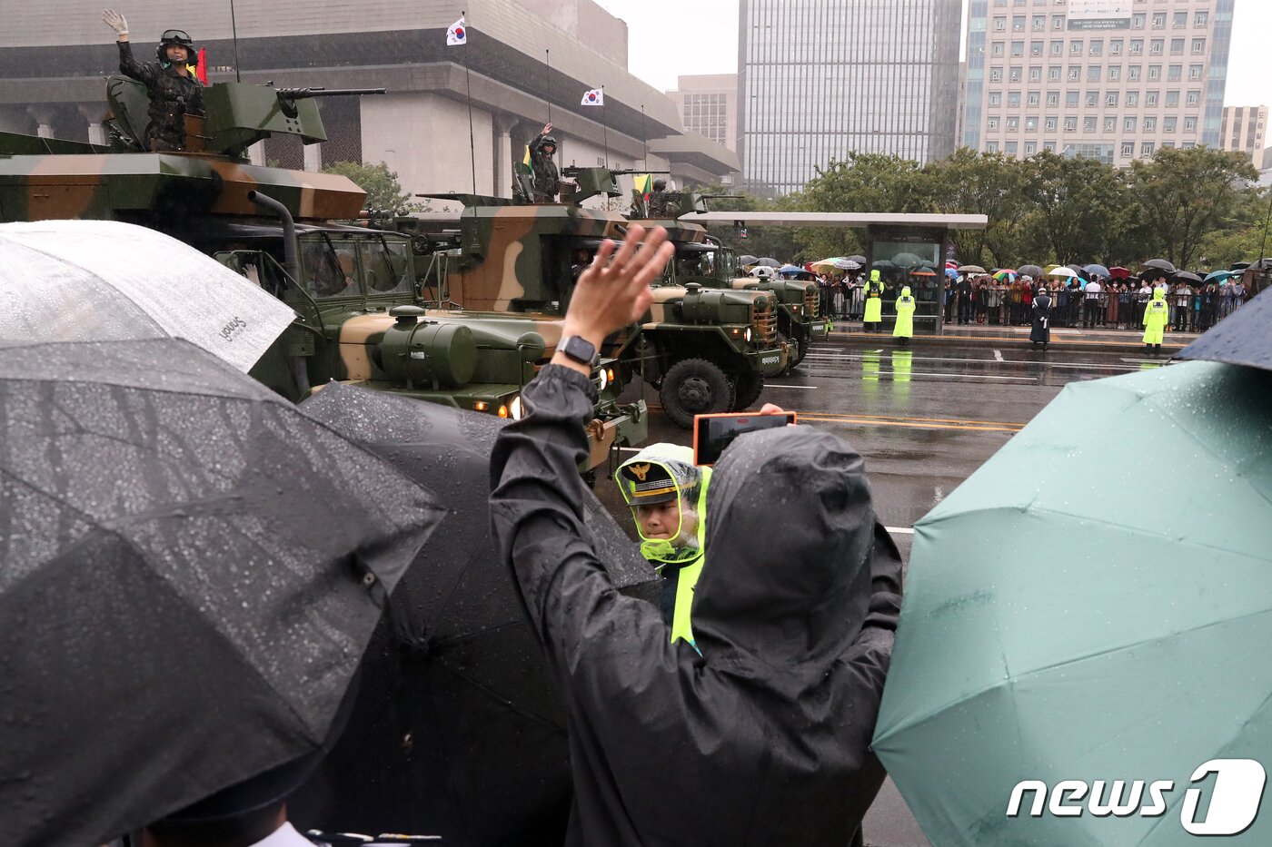 본문 이미지 - 26일 오후 서울 세종대로 일대에서 열린 '건군 75주년 국군의날 시가행진'에서 장비부대가 행진하고 있다. 2023.9.26/뉴스1 ⓒ News1 이승배 기자