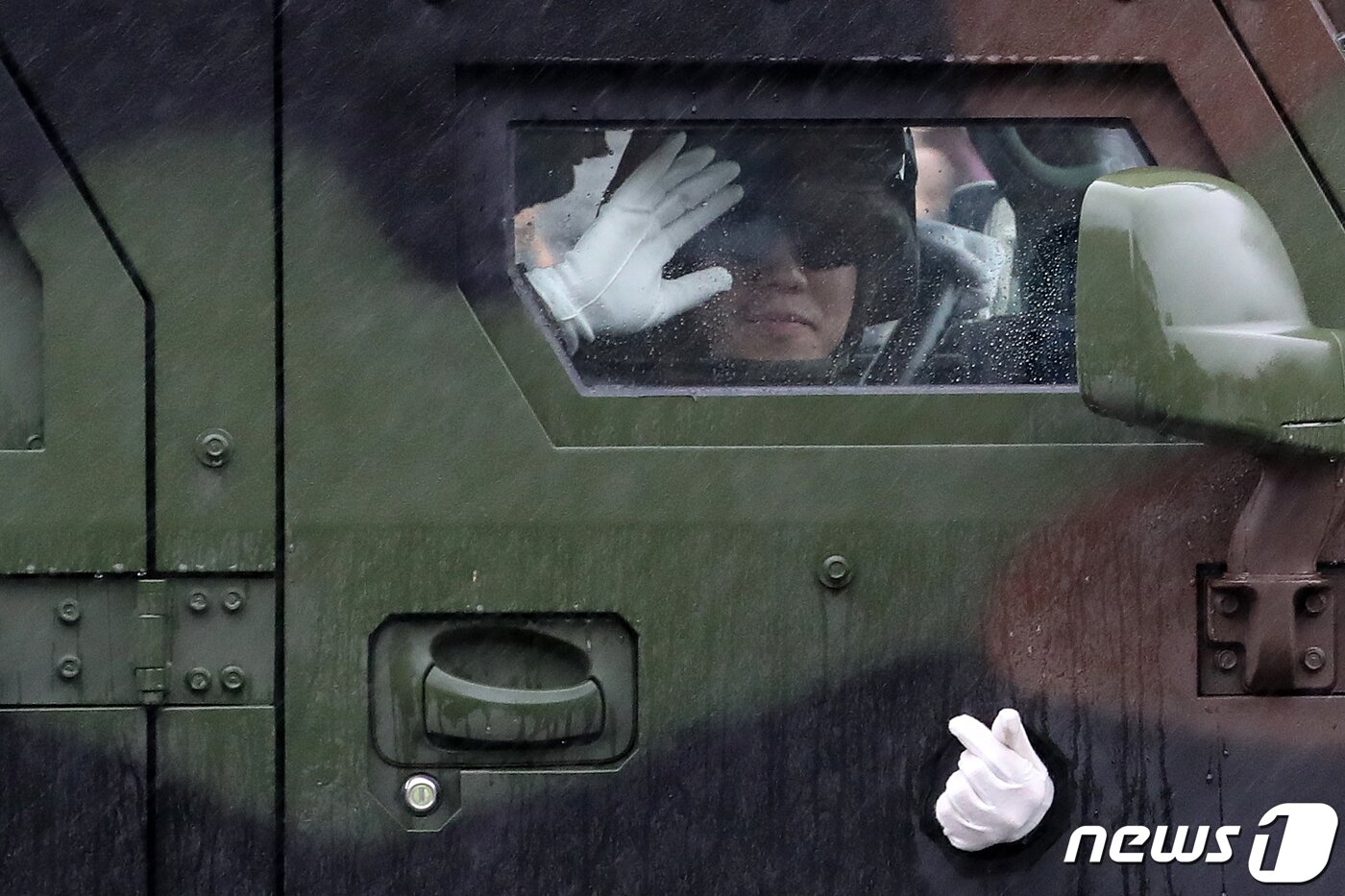본문 이미지 - 26일 오후 서울 세종대로 일대에서 열린 '건군 75주년 국군의날 시가행진'에서 장비부대가 행진하고 있다. 2023.9.26/뉴스1 ⓒ News1 이승배 기자