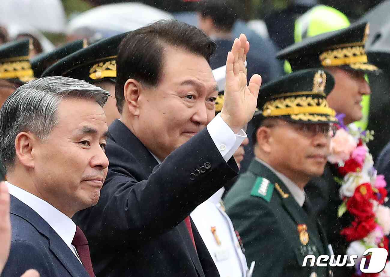 윤석열 대통령이 26일 오후 서울 세종대로 일대에서 열린 '건국 75주년 국군의날 시가행진'에 참석해 국군 장병들과 함께 발걸음을 옮기고 있다. 2023.9.26/뉴스1 © News1 이승배 기자