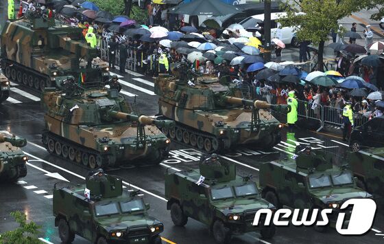 26일 오후 서울 세종대로 일대에서 열린 건군 75주년 국군의날 시가행진에서 K-9 자주포 등이 행진하고 있다. 2023.9.26/뉴스1 © News1 구윤성 기자