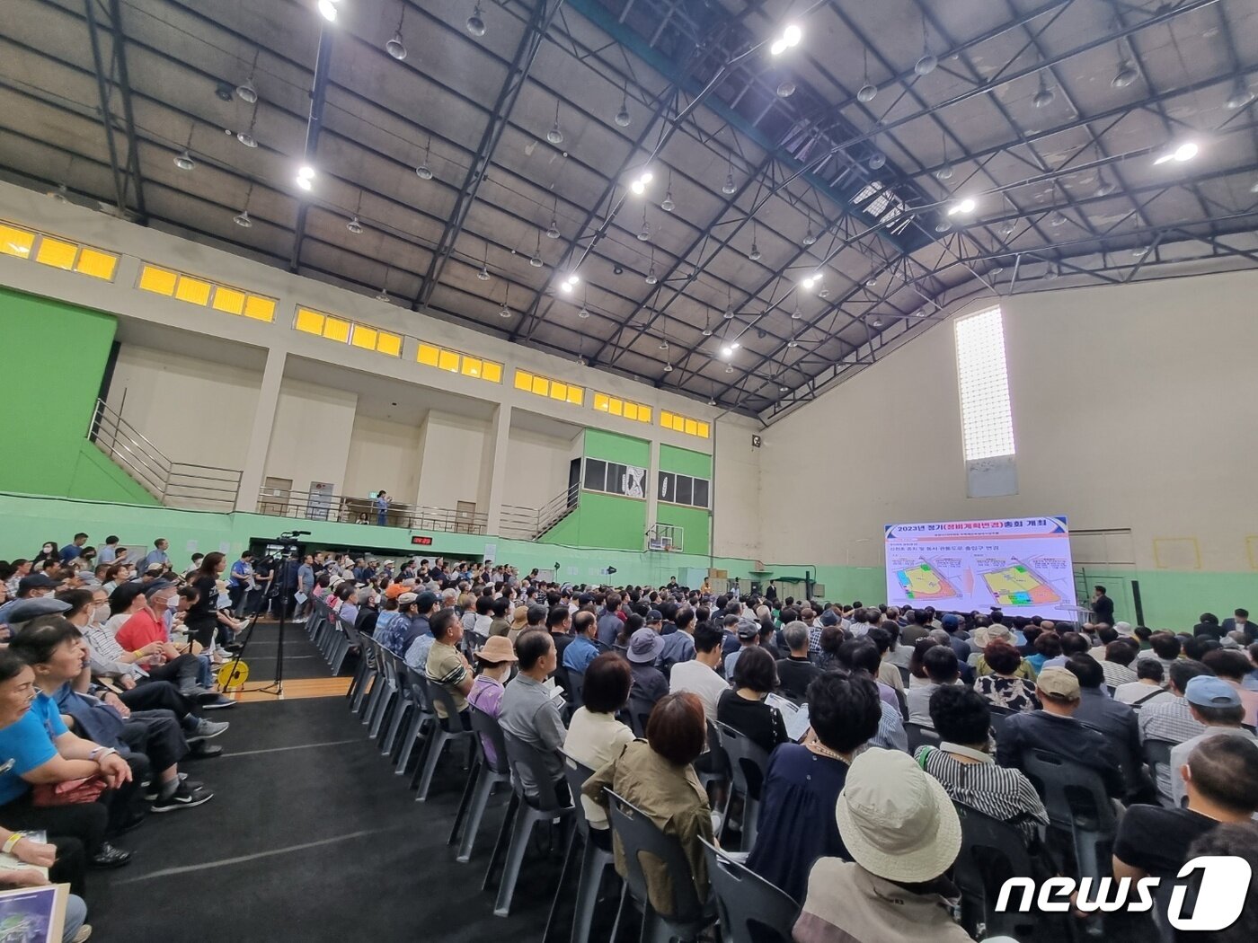 본문 이미지 - 지난 23일 서울 송파구 잠실주공5단지 조합 사무실 대강당에서 열린 2023년 정기 총회 모습. 2023. 9. 23/뉴스1 최서윤 기자