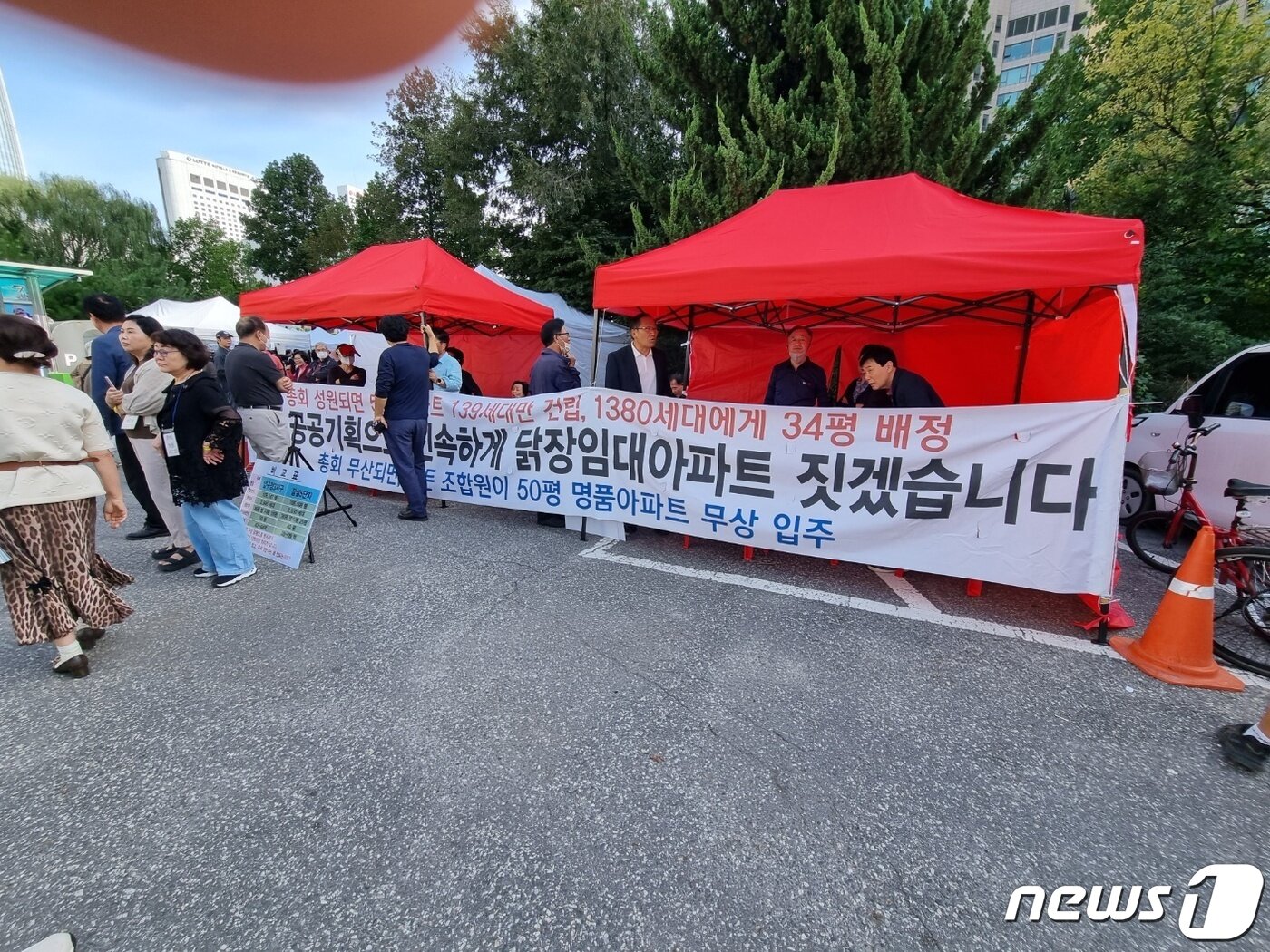 본문 이미지 - 지난 23일 서울 송파구 잠실주공5단지 조합 사무실 대강당 총회장 입구에서  비대위 관계자들이 반대 현수막을 건 모습. 2023. 9. 23/뉴스1 최서윤 기자