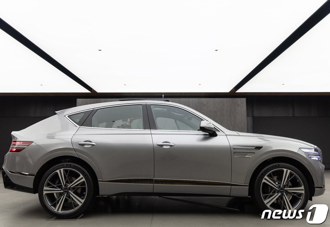 본문 이미지 - 지난 26일 오후 경기도 용인시 제네시스 수지전시장에서 현대자동차 프리미엄 브랜드 제네시스 SUV(스포츠유틸리티차) GV80 쿠페형 모델이 공개되고 있다. 2023.9.27/뉴스1 ⓒ 뉴스1 이재명 기자