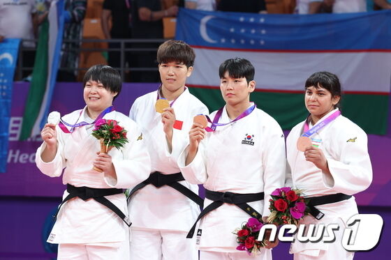윤현지(왼쪽 세 번째)가 26일 중국 항저우 샤오산 린푸 체육관에서 열린 2022 항저우 아시안게임 유도 여자부 78kg급 메달 수여식에서 동메달을 목에 걸고 기념 촬영을 하고 있다. 2023.9.26/뉴스1 © News1 신웅수 기자